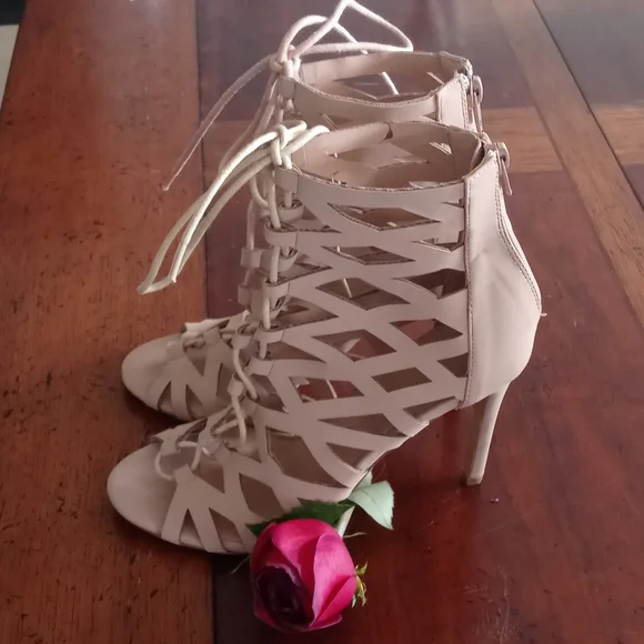 Charlotte Russe size 7 and half cream in color like new - Picture 3 of 4